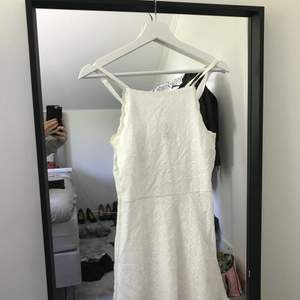 Vit klänning storlek 40 använd en gång 100kr + frakt