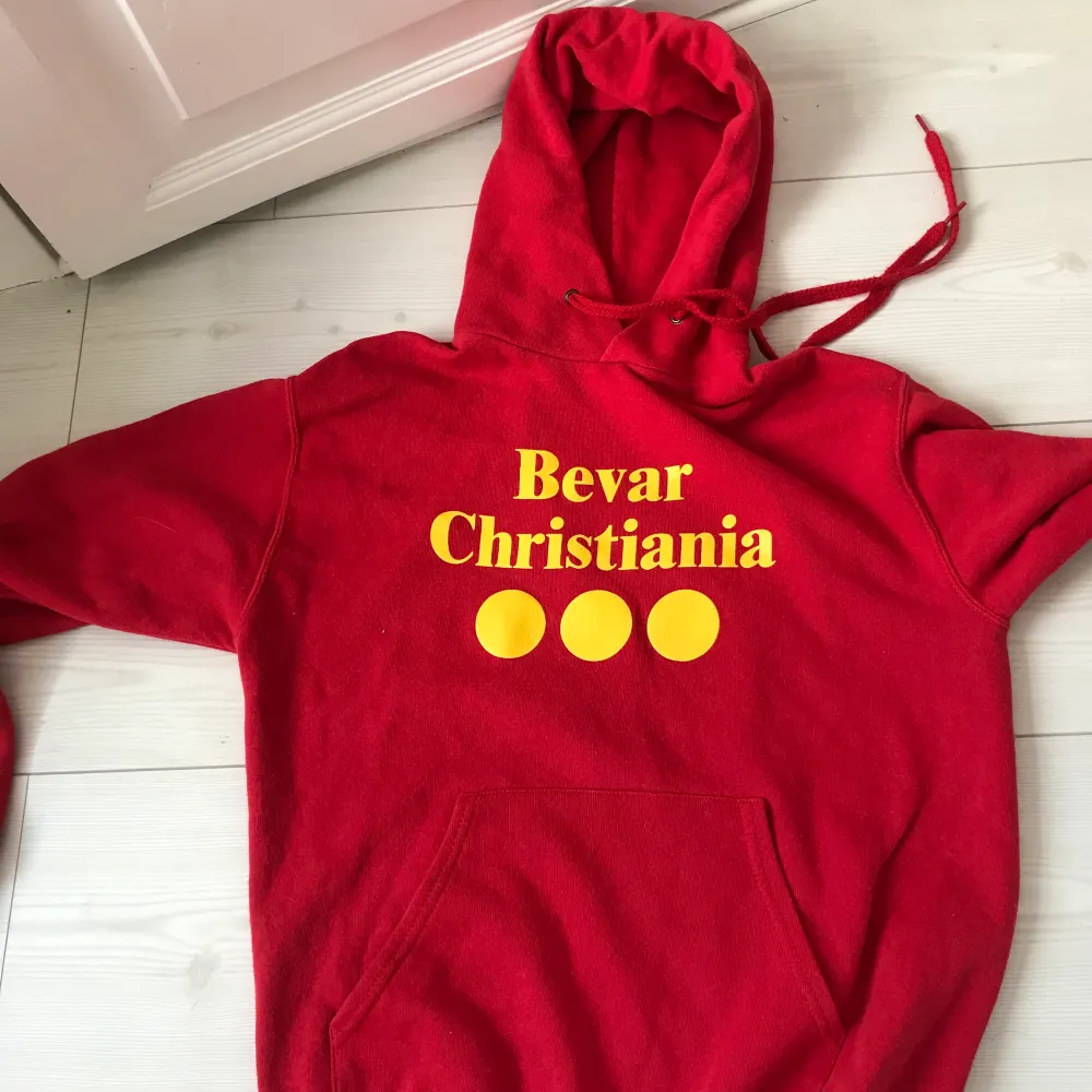 Bevara Christiania hoodie köpt i christiania, kommer tyvärr inte till användning längre. Frakt ej inkl.😋. Hoodies.