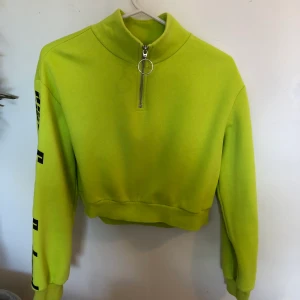 Crop topp - Ett fint plagg som är i väldigt bra skick. Använd ca 5 ggr