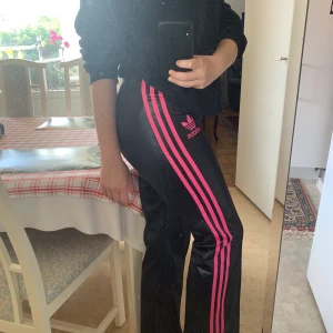 Slimmade slikes Adidas - SKITSNYGGA lågmidjade slimmade adidas byxor i lite ”silke” material. Tyvärr försmå för mig :(