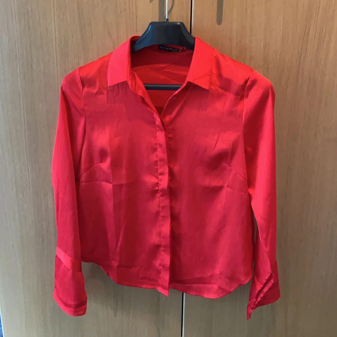 Röd silkes skjorta 