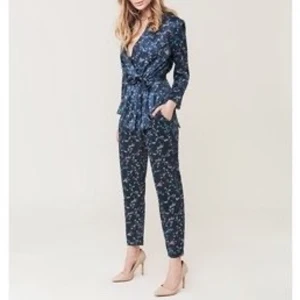 Daisy grace kostym  -  Kimono Blazer i lätt material med axelvaddar och en härlig silhuette med byxan Kimono Walk. 1600kr nypris storlek S