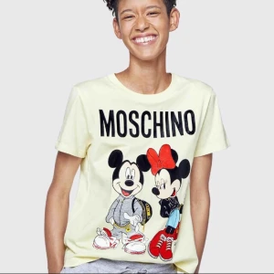 Moschino t-shirt - Moschino t-shirt , storlek S och passar även en XS.