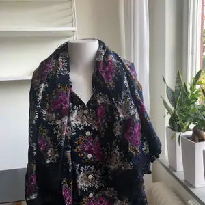Fin blommig tröja/topp från märket Rules by Mary. Sjalen är i samma mönster. Kan säljas tillsammans eller var för sig. 