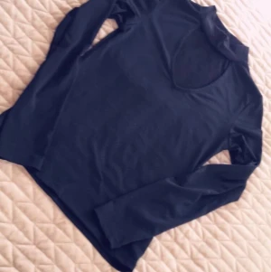 Topp från BikBok - Snygg topp med urringning och chokerliknande hals. 