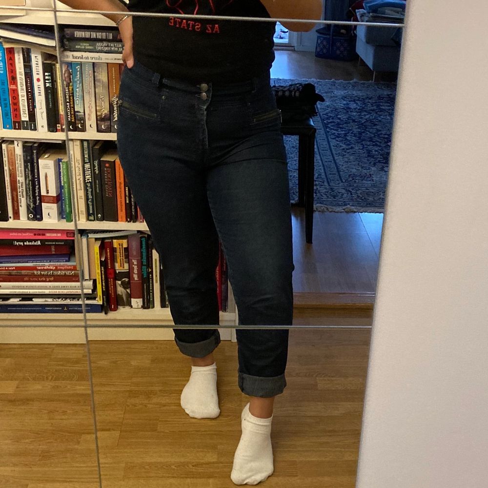 Mörka, snyggt slitna jeans 🔥 ganska fint skick, men som sagt lite snyggt slitna i färgen på vissa ställen (se bild 3) ⭐️ Sitter åt i midjan men lösare i benen! ✨ Jag e 154 cm så byxorna är uppvikta på bilderna 😅 Köparen står för frakt, PM:a vid frågor!. Jeans & Byxor.