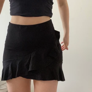 Kjol med volanger - Kjol från H&M. Stretchigt material. Volanger.💖  Allt är tvättat efter jag har fotat plaggen på mig. Jag möts upp i Stockholm vid köp på 2 eller fler plagg, annars kan jag frakta för 42kr via postnord. Ej spårbar.😊