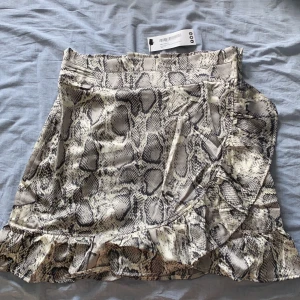 Boohoo - Säljer då en så sjukt fin kjol från boohoo som är alldeles för liten för mig, jag är vanligtvis en stor M eller en L. Kjolen är i storlek 42 men skulle säga att den är en storlek 38💜