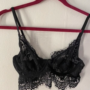 Bralett från NA-KD - Aldrig använd då den är för liten. Köparen står för frakten 💞