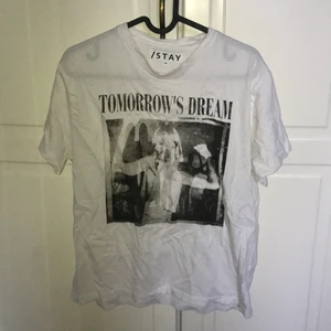 Svartvit grafisk t-shirt fr. Carlings - Trendig rockig tischa med texten ”tomorrow’s dream”. XS från Carlings men ganska stor i storleken! Ord. pris 199kr.