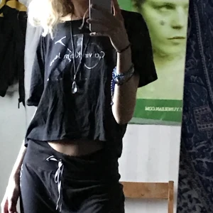 Calvin Klein tröja - En så snygg Calvin croptop/tröja i så skönt material💞 trycket är även lite hologrammigt men det framgår ej på bilderna💗 