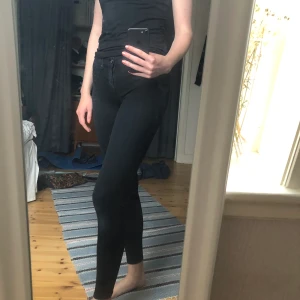Svarta jeans - GinaTricot  - Lågmidjade jeans i modellen ”Alex”! Stl M, passar dock XS/S pga Ginas små storlekar. Jag är 179 och längden är bra för mig. 75kr + frakt!