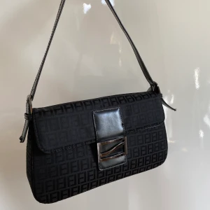 Svart vintage väska  - !intressekoll! Denna svarta fendi-inspirerade vintage väska som jag ärvt av min mamma. Bud från 200kr 