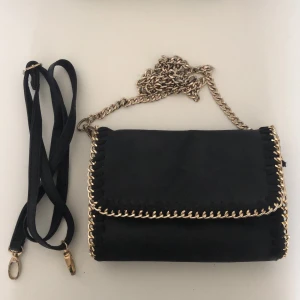 Handväska  - Snygg handväska, stängs med en magnetisk knapp och har 2 innefack. Kan skicka fler bilder vid förfrågan ❤️ frakt 59kr. Läs ”policy”