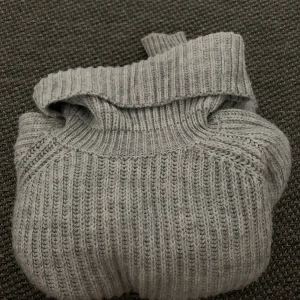 Stickad tröja - stickad tröja pris: 160kr (gratis frakt) storlek: S