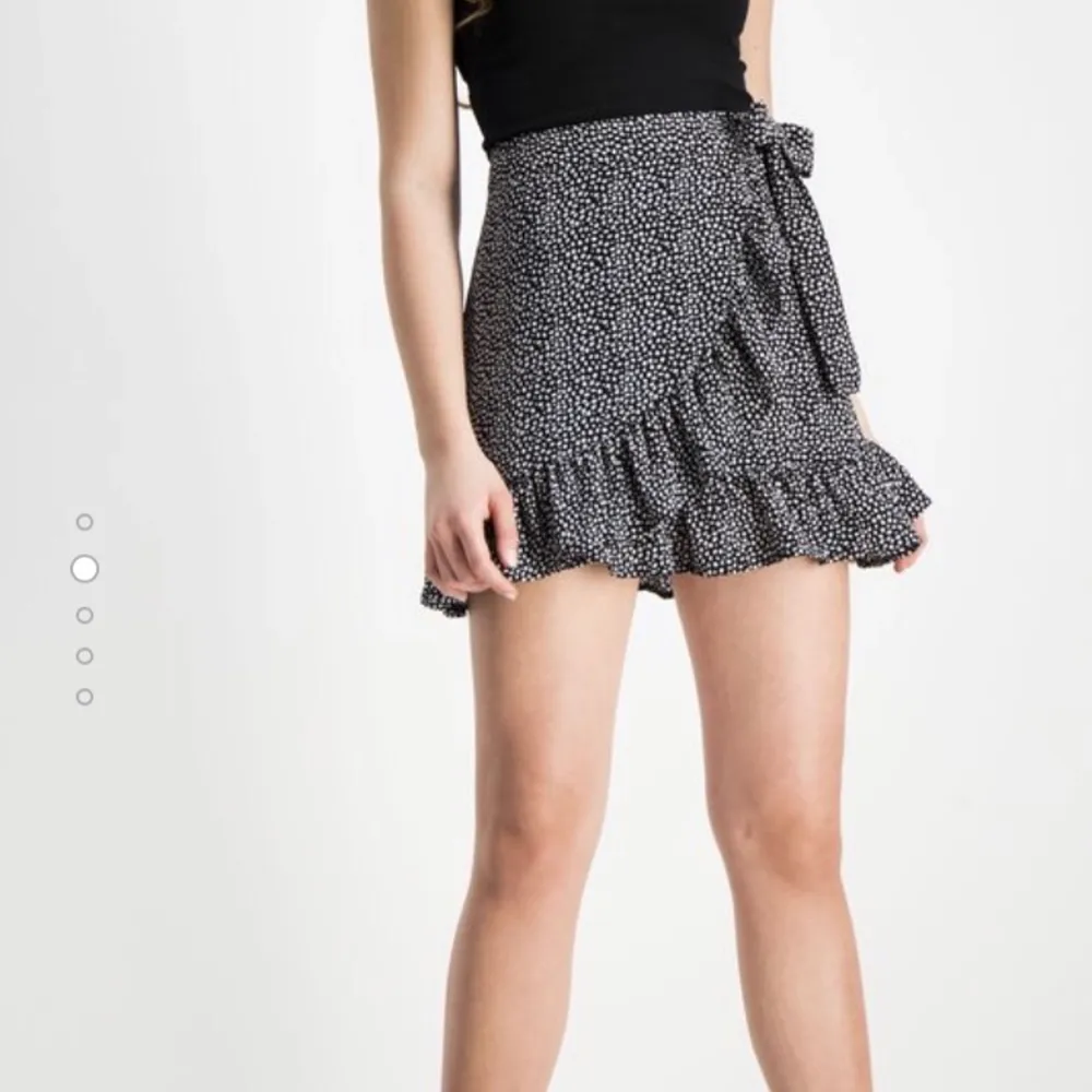 Denna sjukt gulliga kjol i storlek m. Man kan knyta i midjan så passar egentligen alla. Aldrig använt, säljs för 200kr. Skjortor.