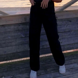 Weekday ROW svarta - Säljer mina svarta jeans i modellen ROW från weekday! Storlek 26, längd 30. Skriv för mer info eller om du vill ha fler bilder :) Pris kan såklart diskuteras! 💕