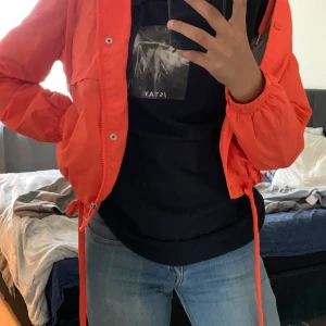 Orange sommar jacka - Sommarjacka✨ den e tunn och kan användas nu under sommaren✨  strlk: S/XS pris: 120kr, (inkl frakt: 66kr)