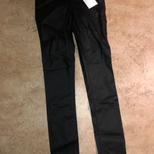 Skinnbyxor från Vila  - Aldrig använda byxor från Vila. Nypris 349kr🥰