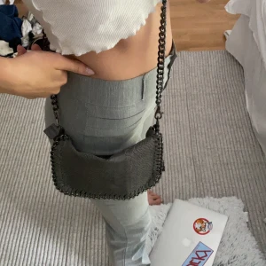 Väska - En jättefin väska i ormskinnsimitation som jag inte använder, Superbra skick! Köptes i Italien för nått år sedan. Frakt tillkommer