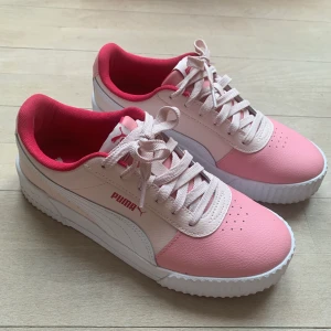 Puma Skor  - Nästan helt oanvända skor från Puma i strl 39💖 Nypris är 500, säljer för 250 kr. Kan mötas i Stockholm eller frakta!!