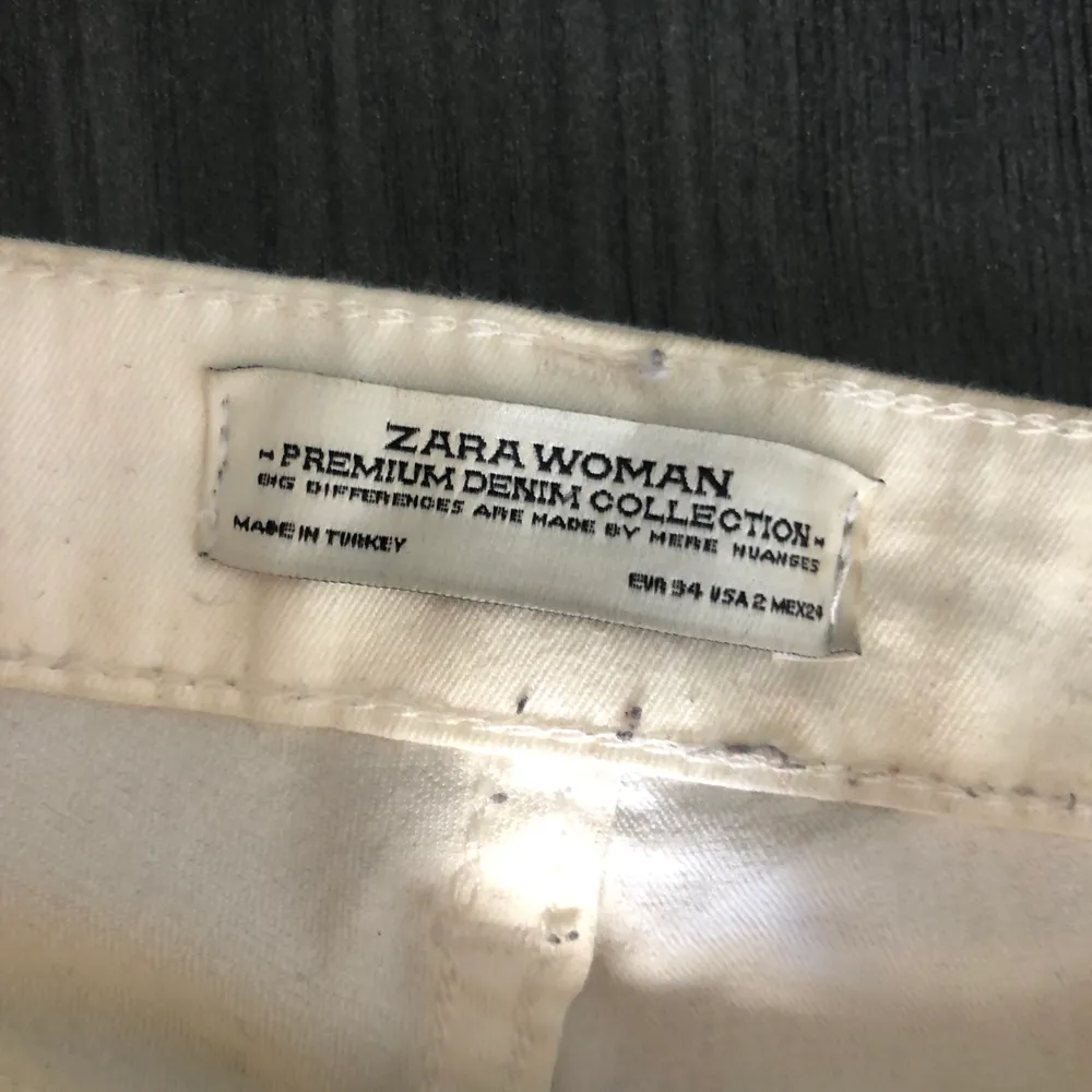 Vita byxor med dragkedja vid fötterna från ZARA. St 34 med stretch. Använd fåtal gånger, säljer pga för små nu. Jättefina! Säljer för 100kr. . Jeans & Byxor.