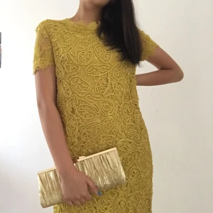 En festlig klänning från Zara strl S/M - En jätte fin gul lite grön aktig, klänning ner till knäna, från Zara. Använd nån enstaka gång! 🙌🏼💕