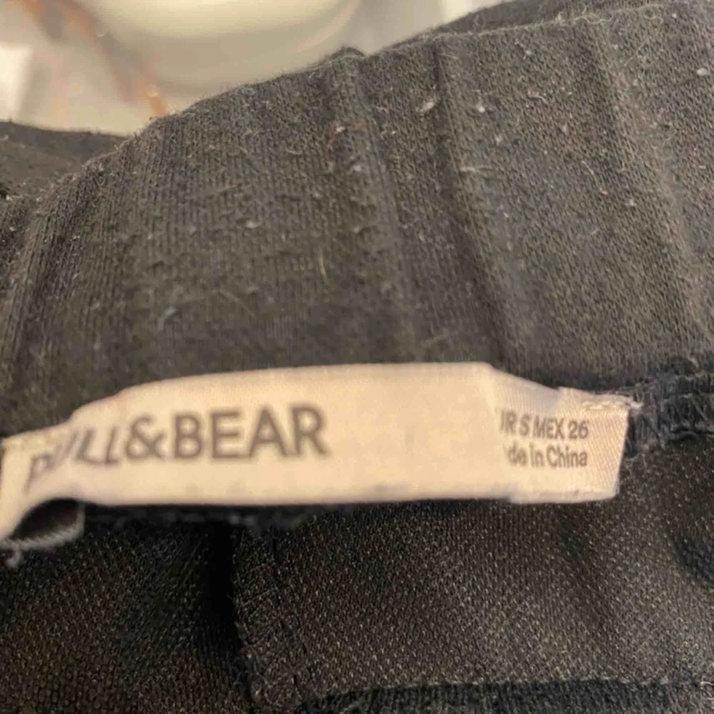 ”Mjukis” byxor från pull&bear, med ett vitt sträck  Frakt: 30kr . Jeans & Byxor.