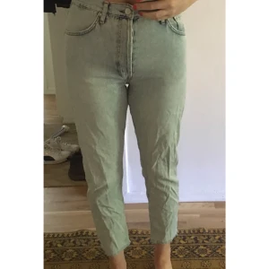 Jeans bik bok - Ett par tunna sköna jeans med högre midja och ankel-längd från Bik bok. Storleken är M. Jag brukar ha 27/28 i storlek och är 172 cm lång 