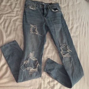Bikbok jeans använda endast en gång  - Ett par jeans köpta 2018 som används endast en gång då jag inte kommer in i dom. Storlek xs & original pris var 700kr. Ganska dåliga bilder så skriv till mig om du vill se lite bättre eller är intresserad!