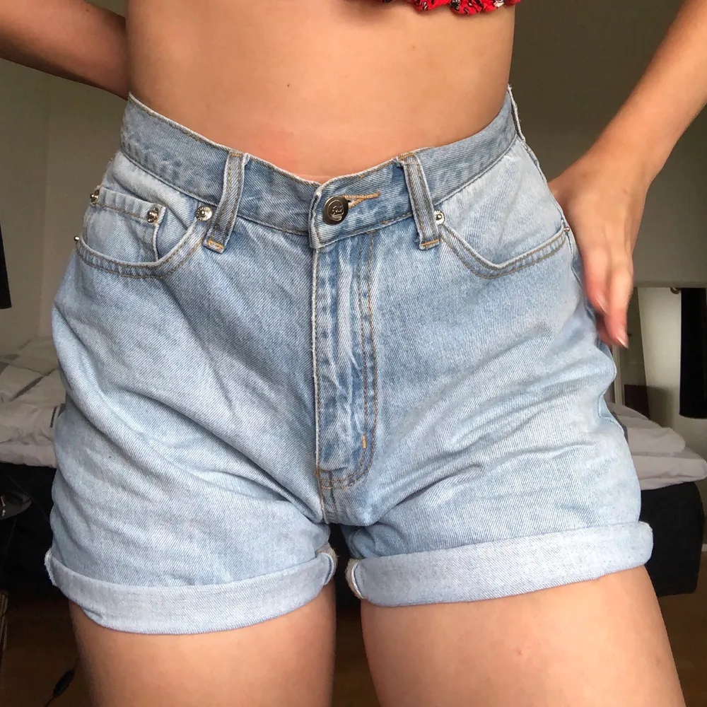 Jättefina shorts från Cheap Monday som tyvärr blivit för små för mig, modellen sitter lite oversize! Köparen står för frakt! 💜💜💜. Shorts.