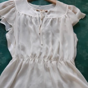 Transparent topp - Fin topp som sitter åt med resår i midjan/över höften och får ett fint pösigt fall. Storlek M men jsg har använt den som S. Jättefin till midjehöga byxor/kjolar! 100 kr inklusive frakt.