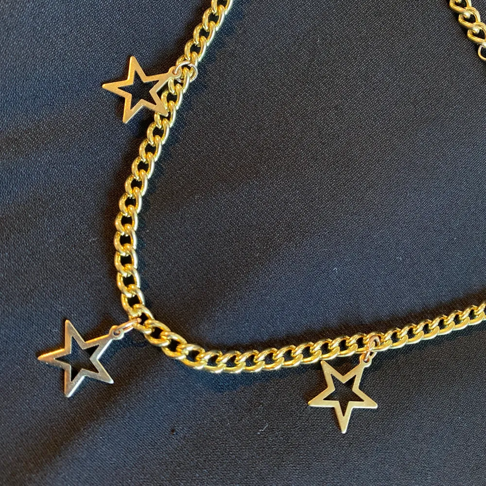 Snyggt heltnytt halsband med stjärnor kommer i sitt paket!💕 fraktar för 11kr. Accessoarer.