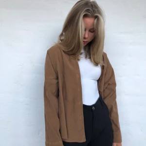 Manchesterskjorta  - Brun manchesterskjorta från Zara. Skjortan har några små fläckar men ingenting man noterar när man ser på den. Skriv om frågor:) frakt står köparen för 