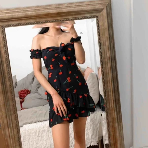  - Off shoulder klänning med cherry på. Passar xs - s. Endast använd 1 gång.