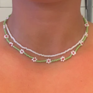 Halsband - 50kr/st. Önska gärna färg och design så gör jag fler efter önskemål🦋