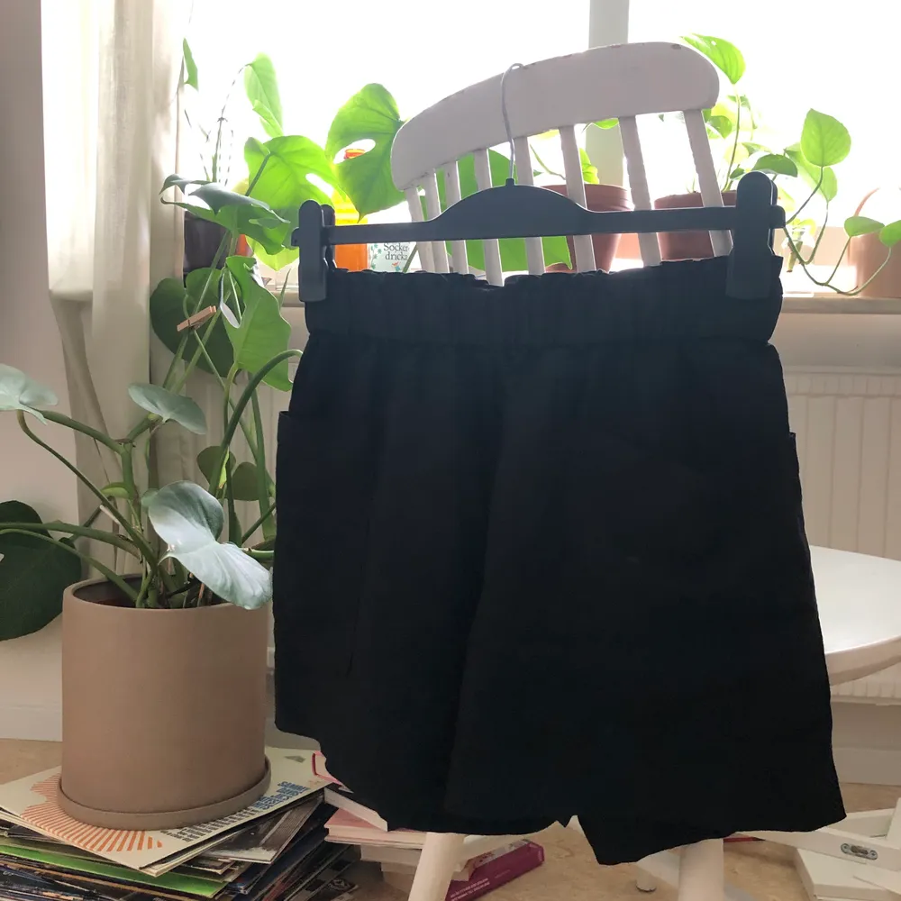 Svarta shorts i det älskade materialet ”linne” som endast är provade! Från H&M, storlek S. Resår i midjan och två fickor på framsidan! Frakten ingår! 🥰😍. Shorts.