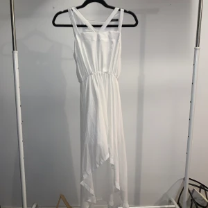 Vit klänning 💐 - Vit klänning från okänt märke, klänningen är längre bak och kortare framtill, passar S🌺