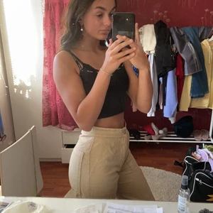 Zara cargobyxor - Ett par jättefina beige ”målarbyxor” eller cargopants från Zara😊 De är pyttelite korta för mig som är 167 cm men annars sitter de super! Köparen betalar för frakt!