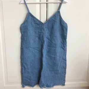 Klänning  - Jeansklänning från monki! Den går lite kortare än knäna på mig som är 165 💘