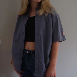 Skjorta  - Najs skjorta med coola detaljer!! Kolla vår instagram för fler plagg!! @rocketresell_se🚀🚀