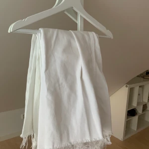 Jeans från zara - Superfina jeans från zara. Sitter jättefint men är för korta för mig (jag är 173). Säljer för 200kr + frakt 63kr🤍