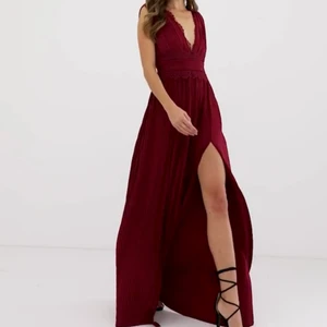 Bal klänning - Hej jag säljer en balklänning från ASOS super fin!!!! Aldrig använd eftersom balen ställdes in pågrund av Corona. Prislappen är dessutom kvar samt påsen jag fick klänningen i. Den är helt slut i storlek 32 på hemsidan. Säljer den för 810kr ink frakt!