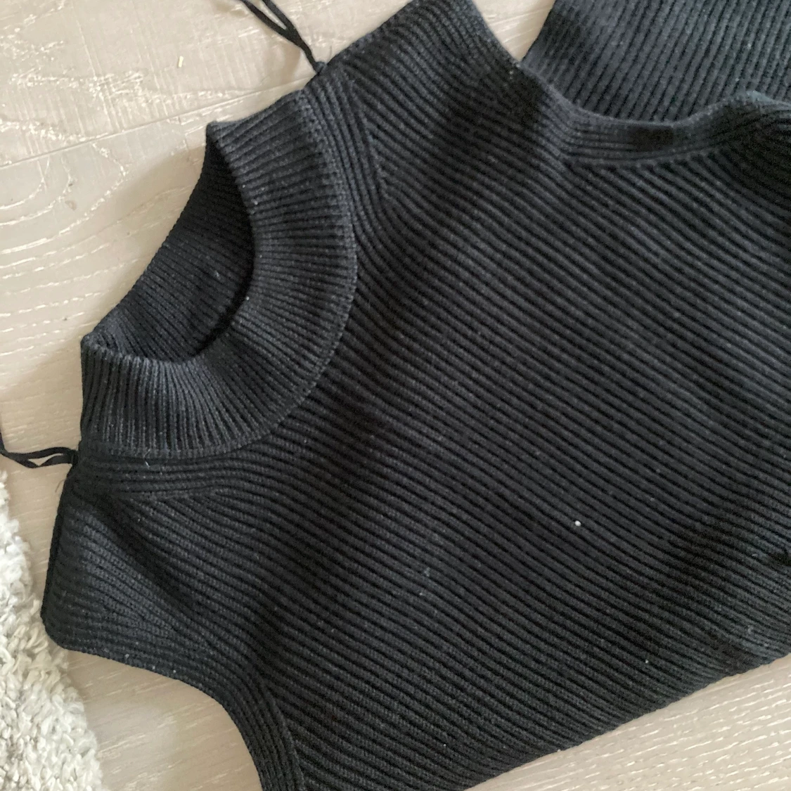 Ribbad svart klänning  - 91