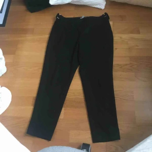  - Svarta kostymbyxor med guld detaljer vid båda sidorna i midjan💕 64% polyester 34% viscose 2% elastane