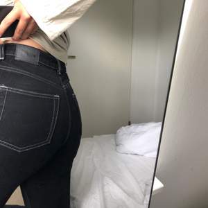 Svarta jeans från weekday i den populära modellen ”Row”. Byxorna har vita kontrastsömmar. De är i väldigt bra skick! Jag är 168 lång. 