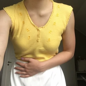Gul topp med broderade blommor - Gul söt ribbad topp med broderade blommor🥺 Påmminer lite om det gula populära zara linnet. Perfekt till sommaren! Frakt tillkommer 🌼🍯💛💛 kolla gärna in mina andra annonser!
