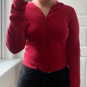 Tunn röd hoodie som jag köpt på second hand. Perfekt längd för mig som är 165. I priset ingår frakten