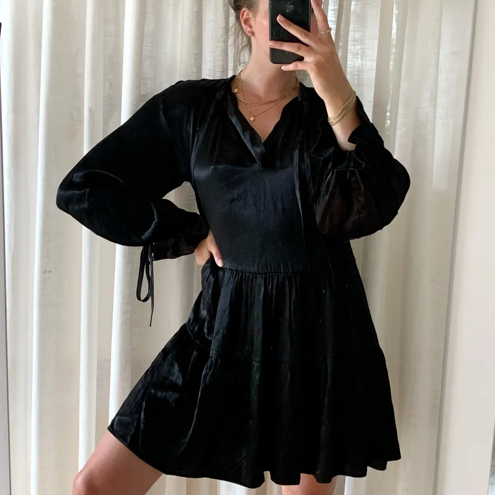 Superfin svart silkesklännig från H&M! Stl XS men passar mig som är en S! Klänningen är aldrig använd och alltså i nyskick!. Klänningar.