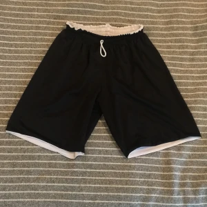 Basketshorts, strl M - Basketshorts köpt hos basketshopen förra säsongen, hyfsat använda och bra passform. Thigt resor. Mycket bra skick. 